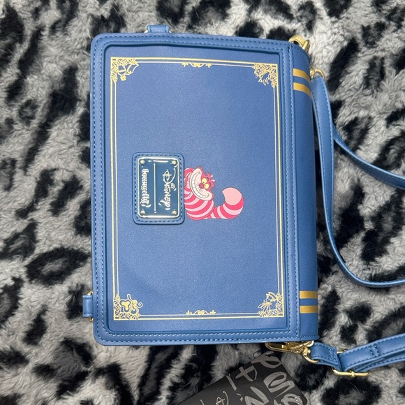 Loungefly Disney Alice In Wonderland Classic Boos Convertible Crossbody/Backpack - Picture 9 of 9